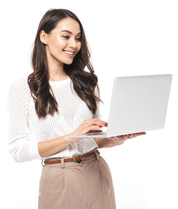 Kobieta pracująca na laptopie uśmiecha się